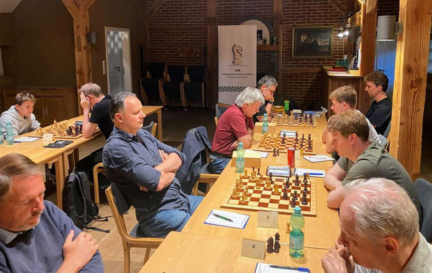 Schachspieler grübeln über den Brettern