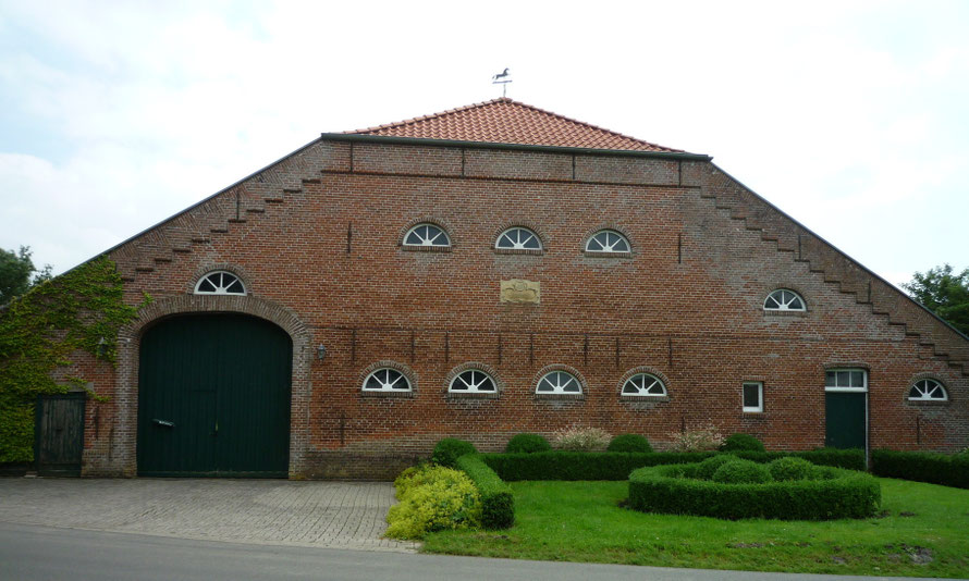 Strassenansicht Dorenborg 5 : Eingang links neben dem Gebäude