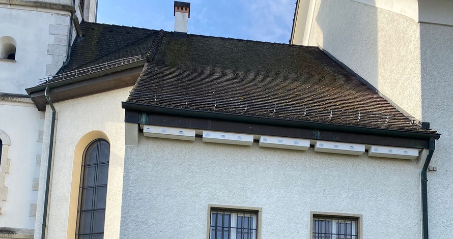 Voilà, die fertig montierten Nistkasten für Mauersegler an der Nordseite der Sakristei am 10. März 2026