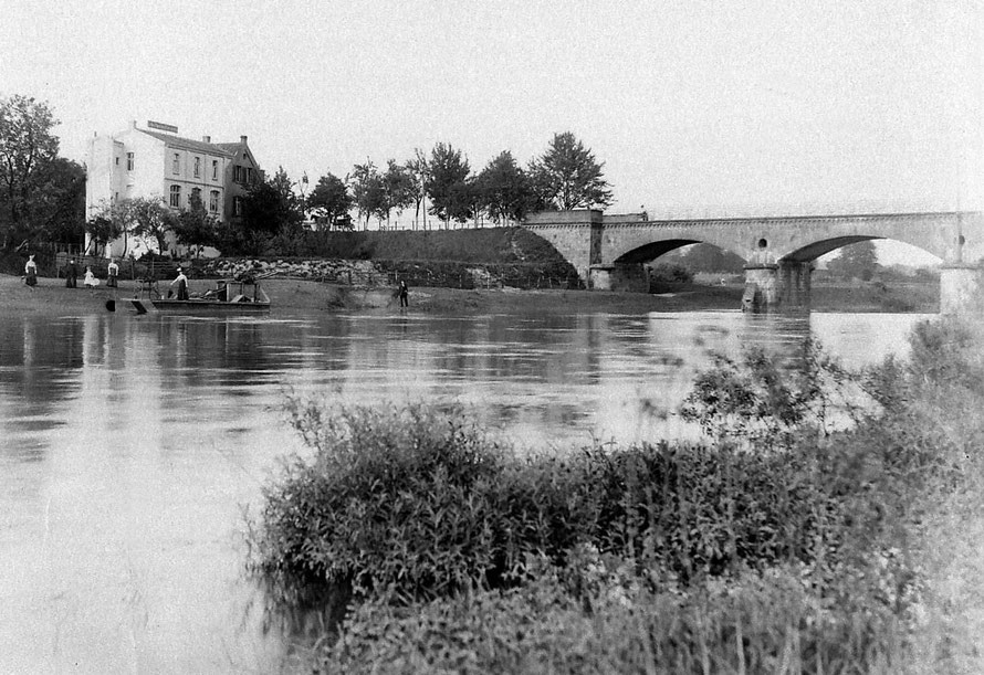 Rechts die Brücke über die Lippe - links das Restaurant Rauschenburg