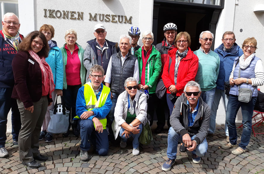 Die Besucher vor dem Ikonenmuseum mit Dr. Johanna Lohff - Foto: Sander