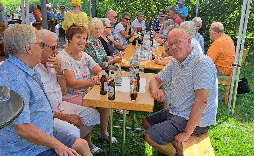 Bei herrlichem Wetter Gemeinschaft drinnen und draußen