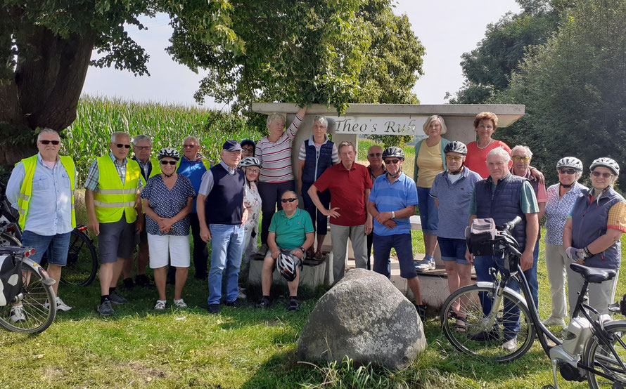 die Radgruppe vor der Sitzgruppe ‚Theo’s Ruh‘ 