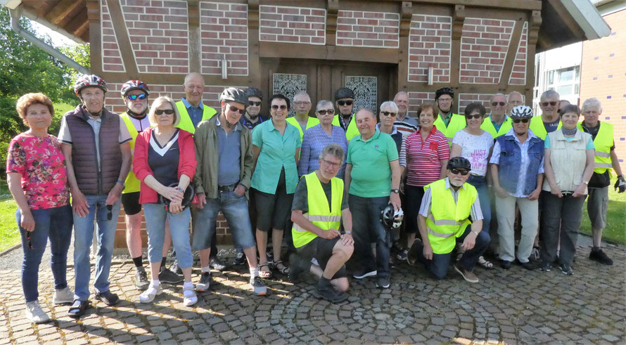 Die Radlergruppe vor dem Backhaus