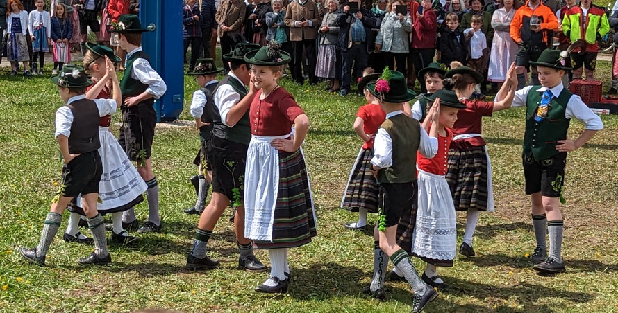 Hier tanzen wir beim Maibaumaufstellen 2023