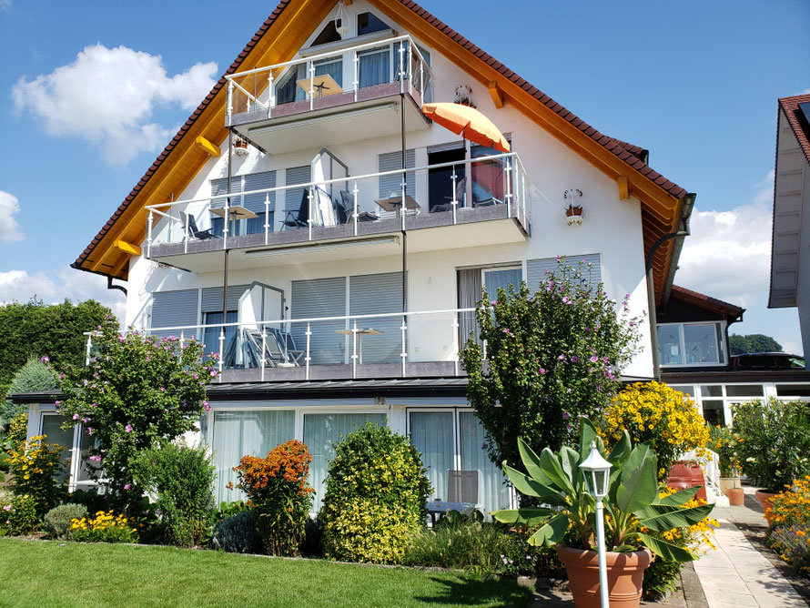 "Vorderansicht Haus Annette mit Wiese im Vordergrund"