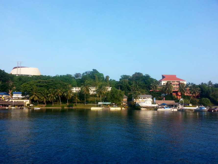 Blick vom Boot auf das moderne Kongresszentrum und das Parlamentgebäude und die Marina