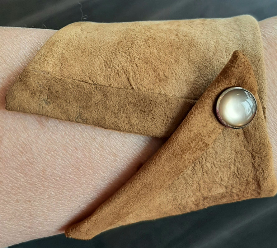 Armband aus Zunderleder, es ist nur mit Latex verklebt