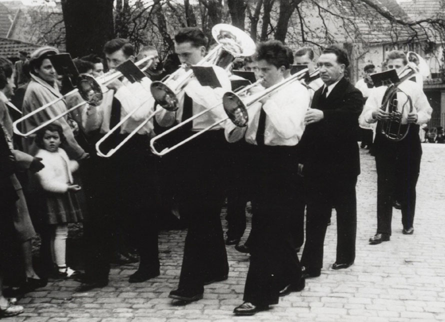Weißer Sonntag 1955 - auf dem Weg zur Kirche