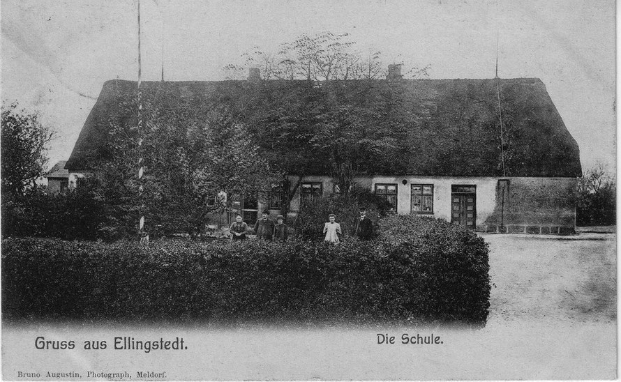 Schule 1906: Auf der rechten Seite des Schulgebäudes ist eine hellere Wandfläche zu erkennen. An der Stelle befand sich früher eine große Lohdielentür (Karte 1903).