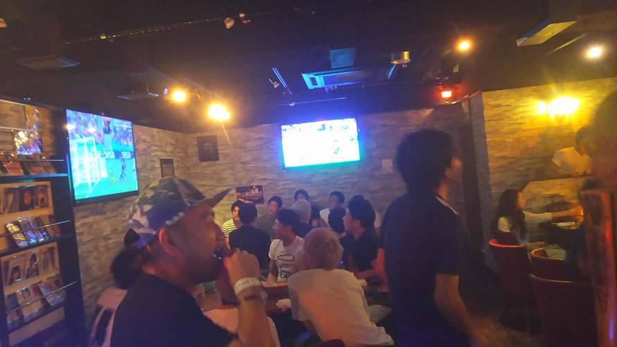 スポーツ観戦イベントの店内風景