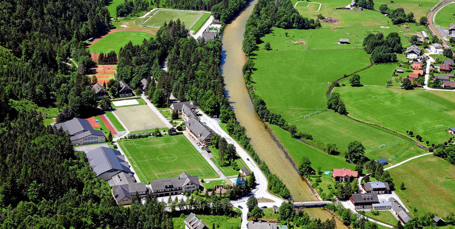 Tolles American Football Camp Anlage mit vielen Kunstrasenplätzen