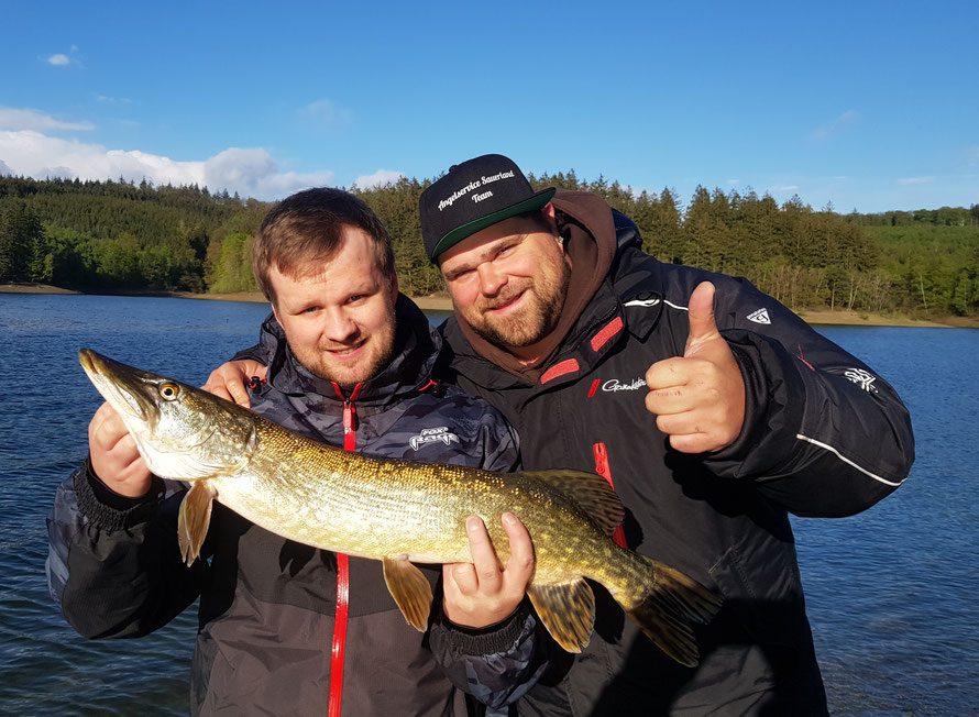 Benny und Marius sind oft im Frühjahr Erfolgreich vom Ufer auf Hecht unterwegs