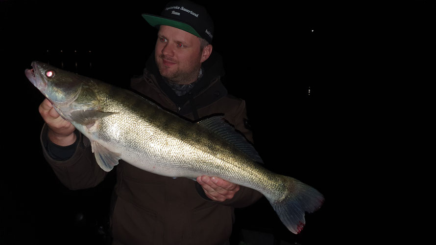 Der größte Zander der Diemelsee Tour hatte 70cm und Biss um ca. 22.50 Uhr auf einen Shad am Jigkopf. Petri Heil Marius