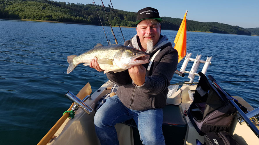 Lars mit schönen Freiwasser Zander. Gefangen im Freiwasser-flach geschleppt!