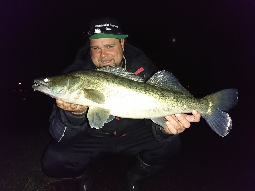 Teamer Benny Erfolgreich in der Nacht mit Köderfisch an der Pose