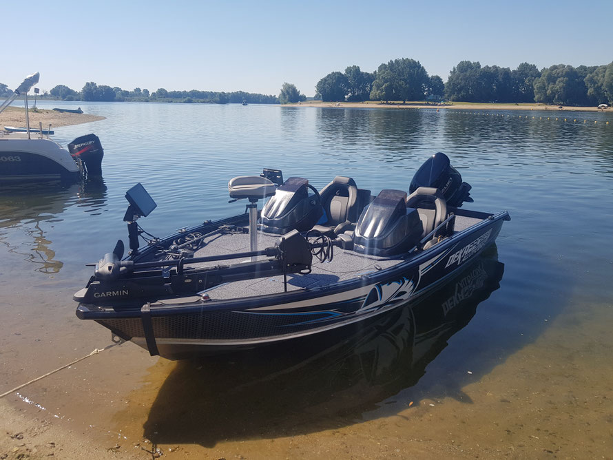 Bei Nippon Tackle bekommt ihr auch sämtliches Zubehör für Boote von A-Z. Wir hatten eine sehr gute Ausstattung von Garmin an Bord. Der neue Force Trolling Motor und die Garmin Echolote machten unsere Ausfahrt sicher und Effektiv