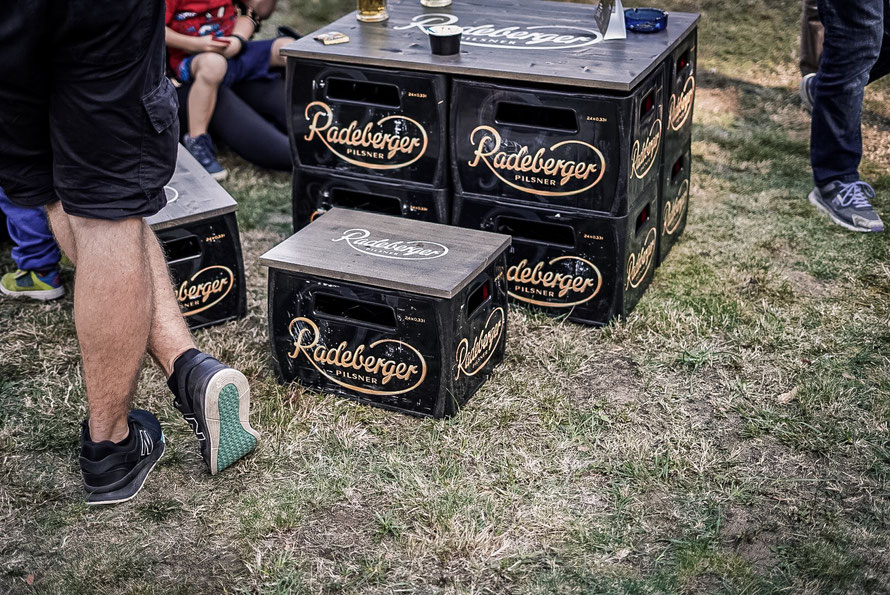 Bierkastensitz und Bierkasten Tisch beim Radeberger Brauereifest.