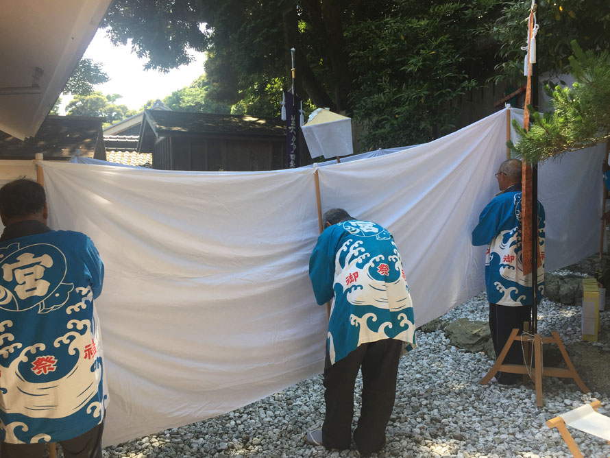 神社の本殿から神輿までを白い幕で囲っているところ