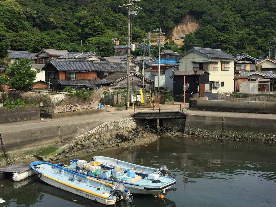 海と船、畑、瓦屋根の民家