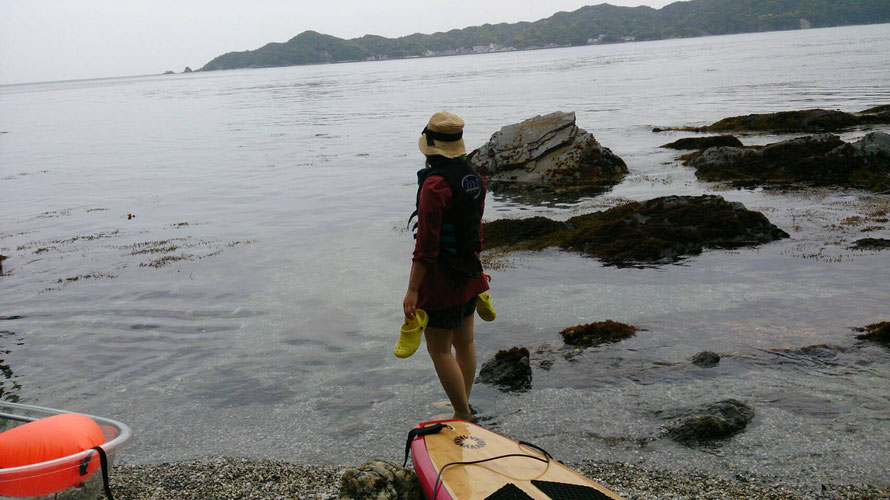 海、岩場、カヌー