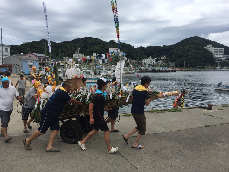 漁船に向かって走る精霊舟