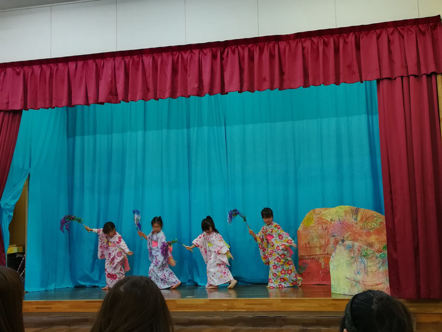 神祭の演芸の踊り。