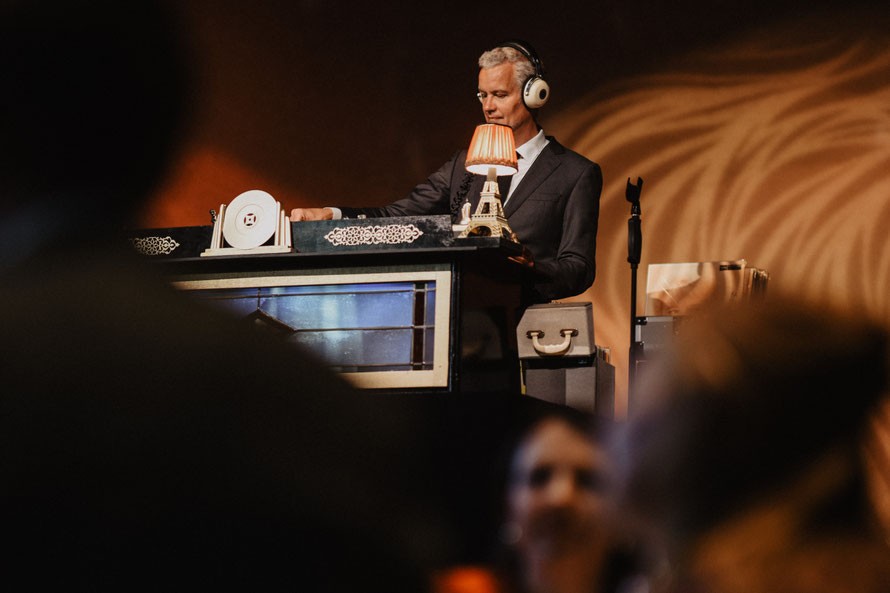 Meneer Funkel draait vinyl jazz tijdens een bedrijfsfeest