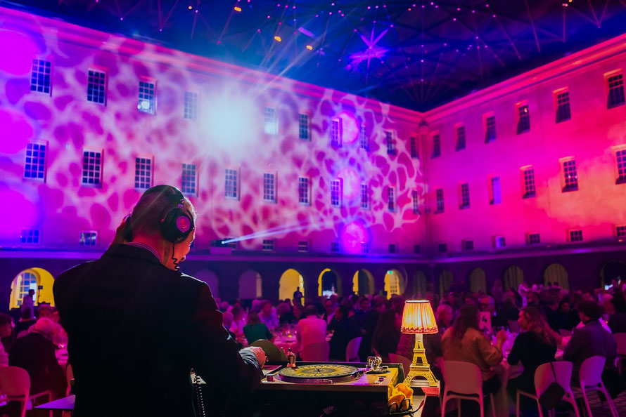 Gasten genieten van een bedrijfsfeest met vinyl DJ Meneer Funkel