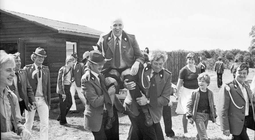 1981: König Ernst Cordes; im Hintergrund das alte Schützenhaus mit den beiden Schießbahnen