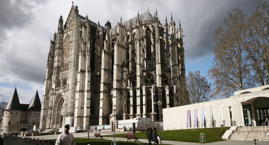 Beauvais. A gauche le Palais épiscopal, au centre la Cathédrale Saint-Pierre, à droite le Quadrilatère