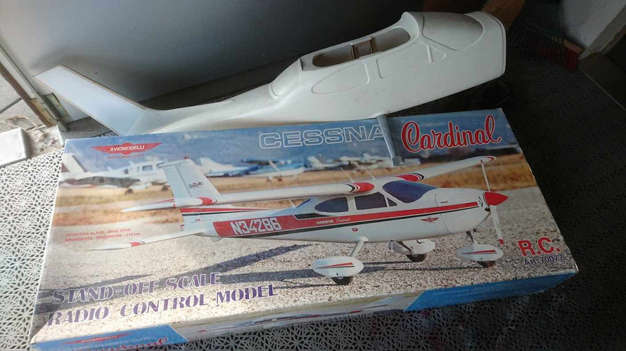Der Originalbaukasten der Cessna Cardinal mit der Artikelnummer 70077