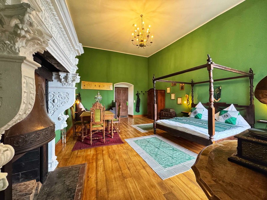 Hotelzimmer für bis zu 4 Personen mit Himmelbett, Kamin, Tisch und eigenem Badezimmer auf Schloss Arenfels im Tausentalerzimmer   