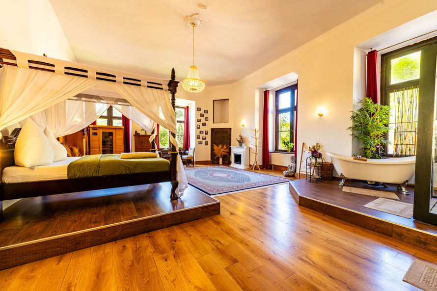 Historisches Hotelzimmer für bis zu 4 Personen mit Himmelbett, freistehende Badewanne und Parkett in der Wellness-Suite von Schloss Arenfels