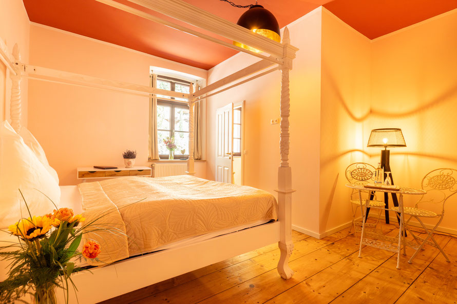 Hotelzimmer in der Remise für bis zu 3 Personen mit Himmelbett, eigenem Badezimmer, Schreibtisch und Historischem Boden auf Schloss Arenfels im Remisezimmer