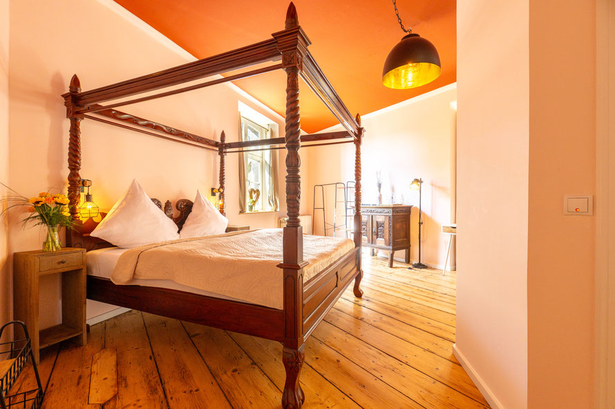 Hotelzimmer in der Remise für bis zu 3 Personen mit Himmelbett, eigenem Badezimmer, Schreibtisch und Historischem Boden auf Schloss Arenfels im Remisezimmer