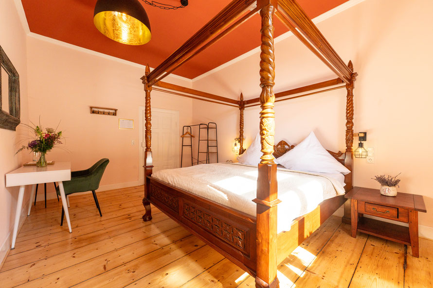 Hotelzimmer in der Remise für 2 Personen mit Himmelbett, eigenem Badezimmer, Schreibtisch und Historischem Boden auf Schloss Arenfels im Remisezimmer