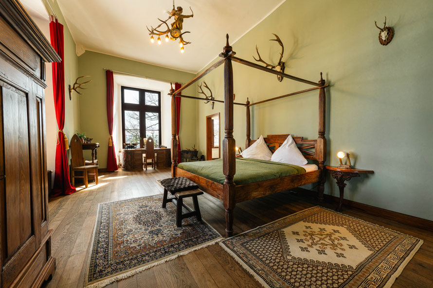 Historisches Hotelzimmer für bis zu 4 Personen mit Himmelbett, eigenem Badezimmer und Blick auf den Rhein auf Schloss Arenfels im Jagdzimmer 