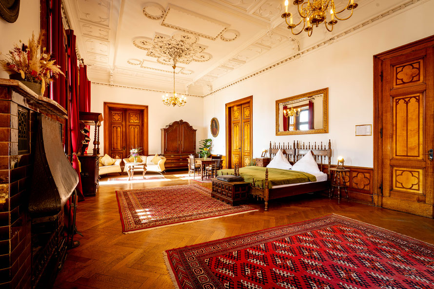 Historisches Hotelzimmer für bis zu 4 Personen mit Doppellbett, eigenem Badezimmer, Sofas, Kamin und Parkett in der Fürsten-Suite von Schloss Arenfels