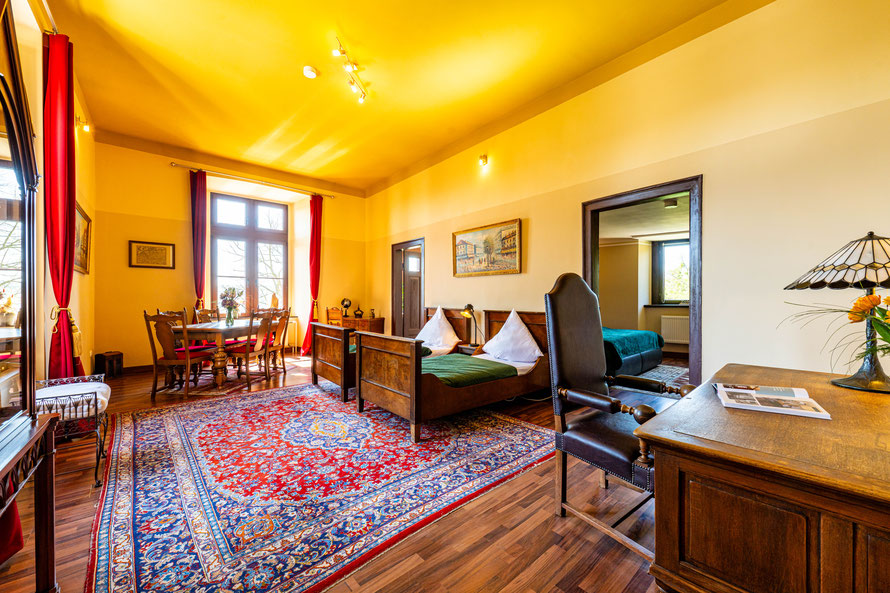 Hotelzimmer für bis zu 4 Personen mit Einzel und Doppelbetten, Schreibtisch, eigenem Badezimmer und blick auf den Rhein auf Schloss Arenfels in der Rheinblicksuite 