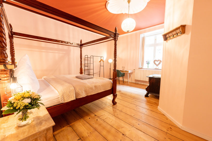Hotelzimmer in der Remise für bis zu 4 Personen mit Himmelbett, eigenem Badezimmer, Schreibtisch und Historischem Boden auf Schloss Arenfels im Remisezimmer