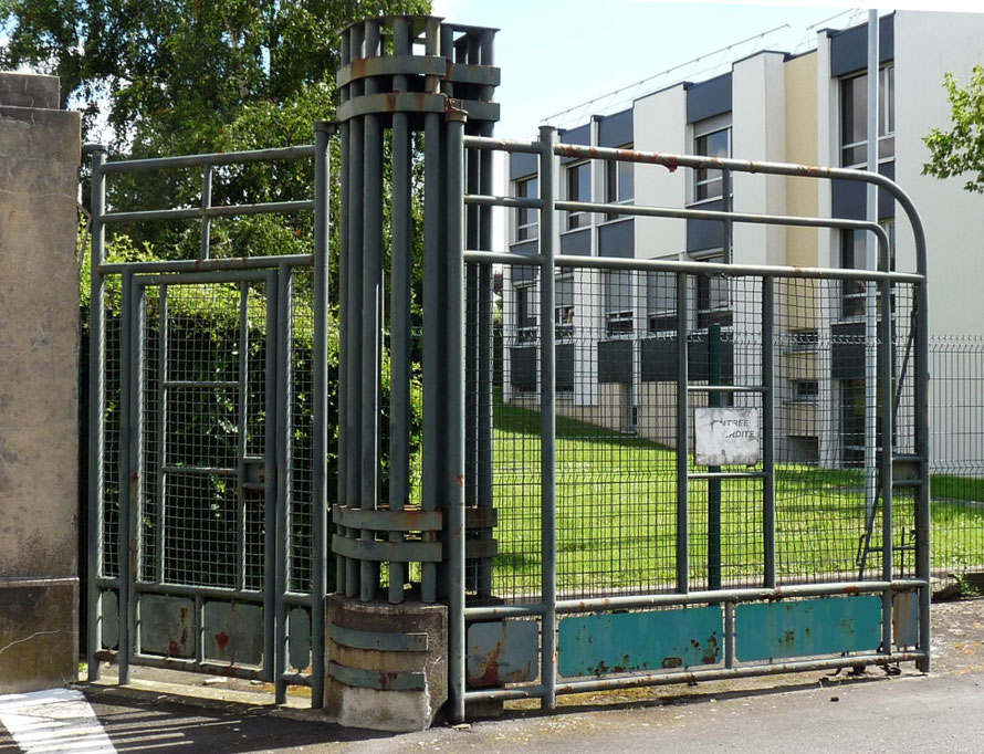 Portail rue du colonel Raynal démoli en 2024 dans le cadre du plan d'aménagement du terrain 