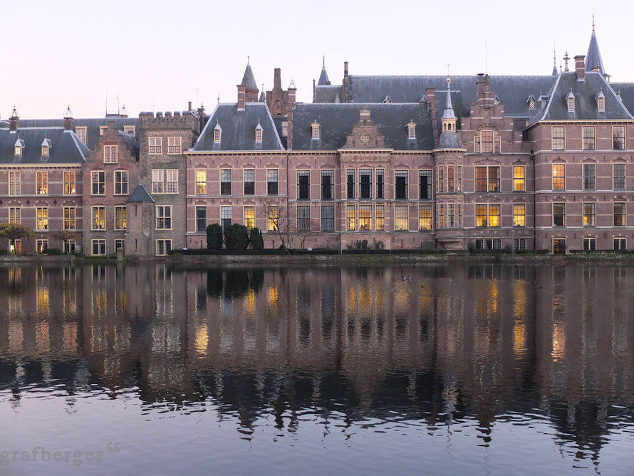 Der Binnenhof von Den Haag in der Abenddämmerung
