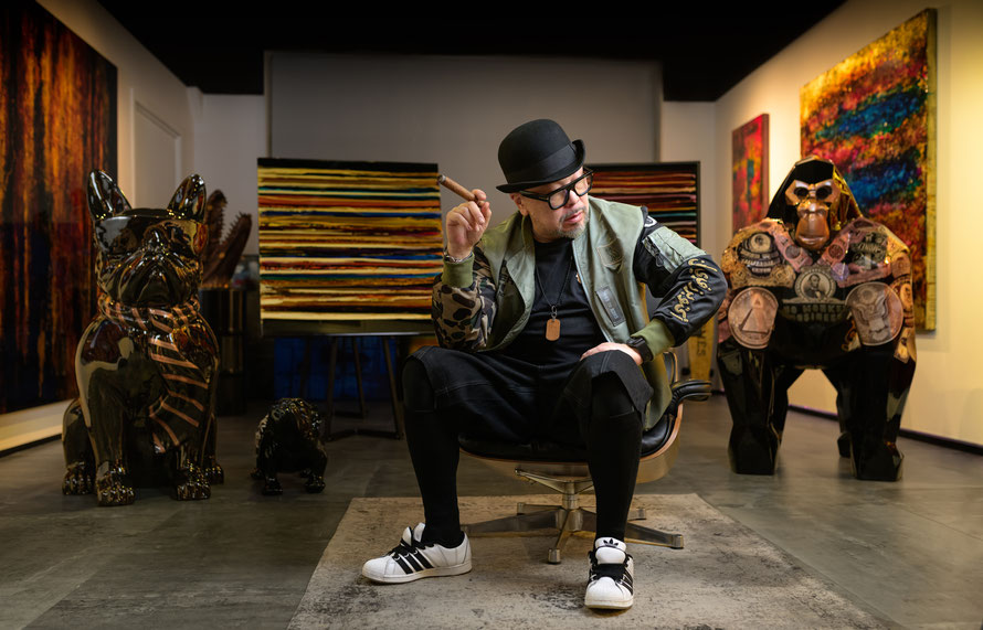 Portret van James Chiew in zijn atelier in Rotterdam omringd door zijn kunst.