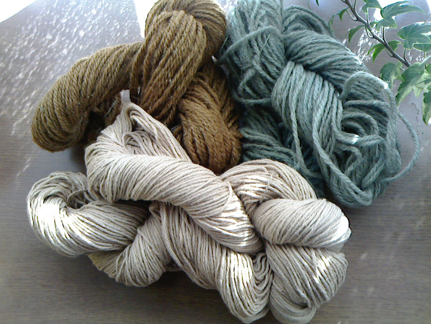 上の二つは羊毛です。下の木綿とは染まり方がやはり違いますね。