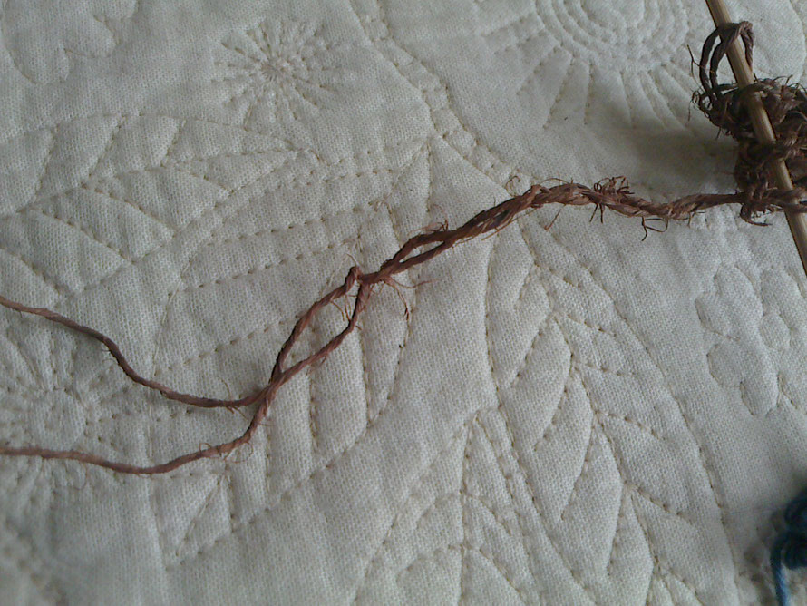 解いて分解しても、結構太さのある糸でした。（一本取りでは、太さのある所と、細い所の強度はまちまちでした）