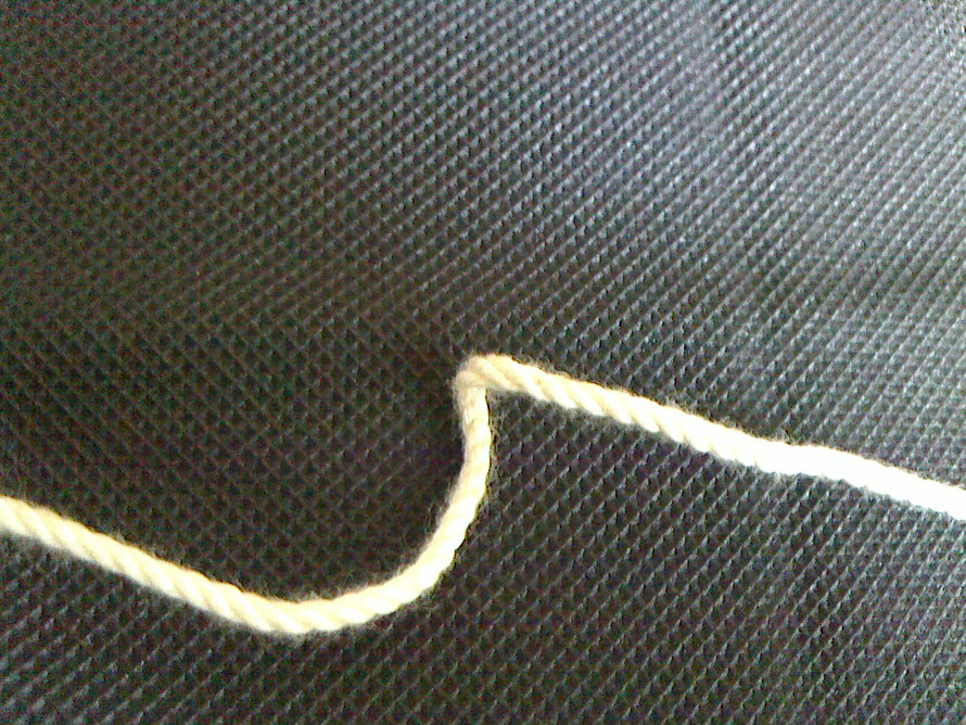 固定された、輪の捻りがそのまま残り、紐に変形が生じます。