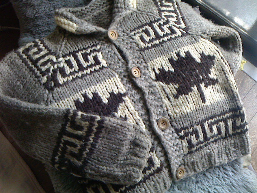糸が太く、編み進みやすくて、更に、「編み込み」を深く理解するには最高のセーターです。
