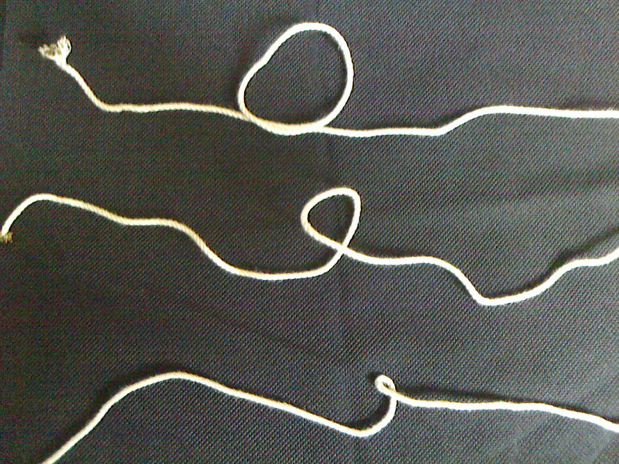 「三つよりロープ」を輪を残したまま引っ張ると、輪がそのまま残り一番下のロープのまま輪が固定されてしまいます。