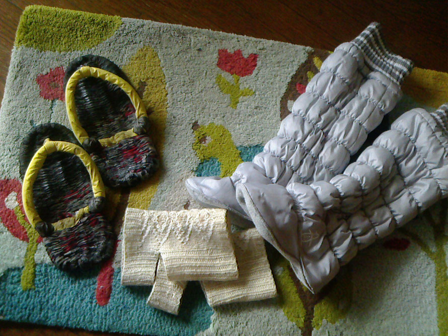 最近の私の冬の足元、鼻緒の付いた布草履、中綿の膝までのレッグウォーマー、そして手編みのアンクルウォーマーです。